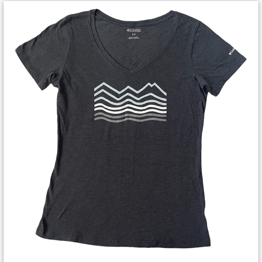COLUMBIA ACTIVE V NECK SHORT SLEEVE T SHIRT ASH GRAY SIZE SMALL. Logo at sleeve